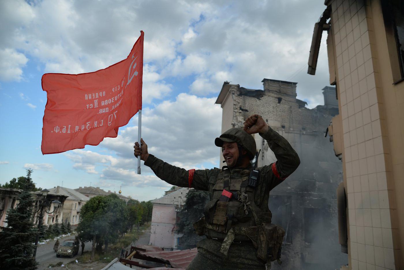 "Знамя Победы над Лисичанском".Снимок легендарного события – водружения знамени Победы над администрацией городаЛисичанска бойцом 6-го казачьего полка / "Особая отметка жюри". Виктор Антонюк, РИА "Новости"