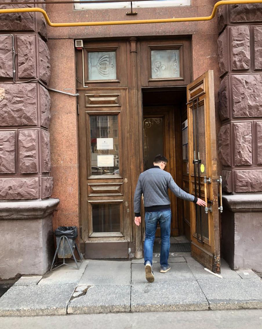 Двери в подъезды не менялись с 50-х годов. 