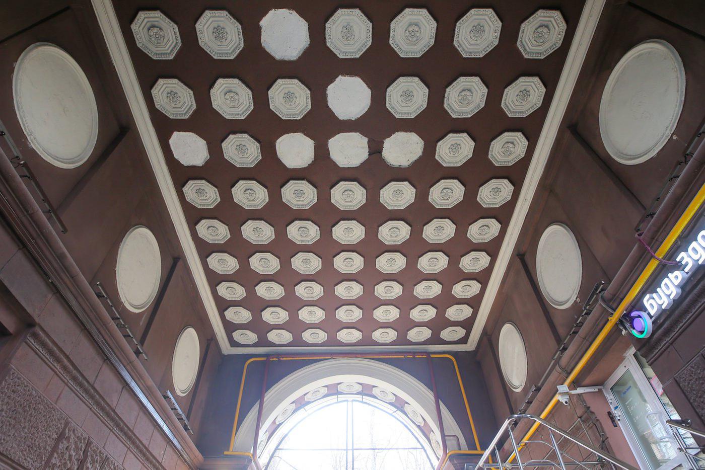 Арки дома украшены узорчатыми элементами. 