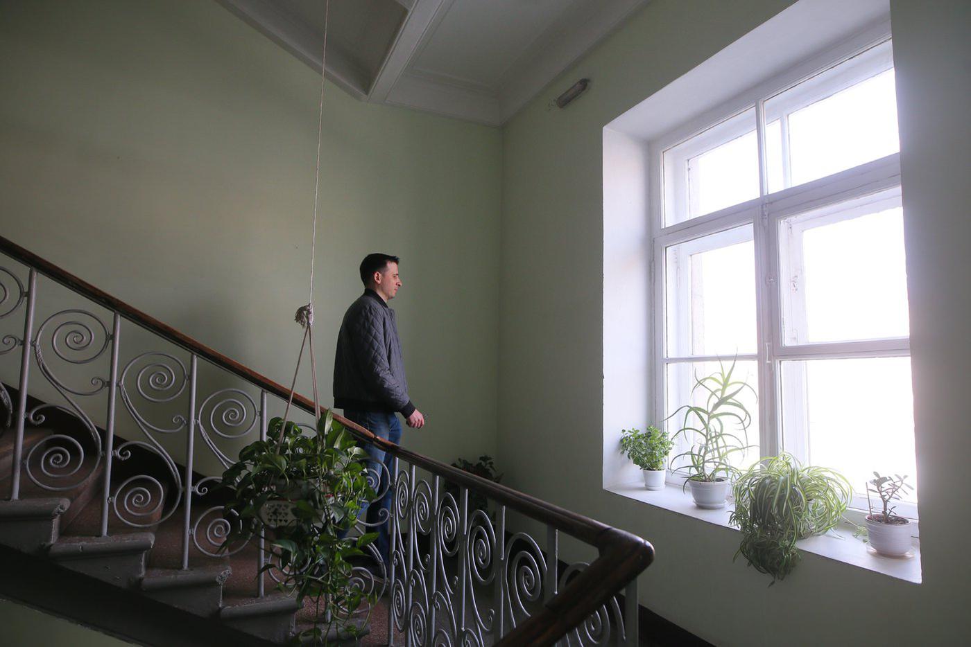 В подъездах сохранились дубовые перила и старинные лестничные решётки.