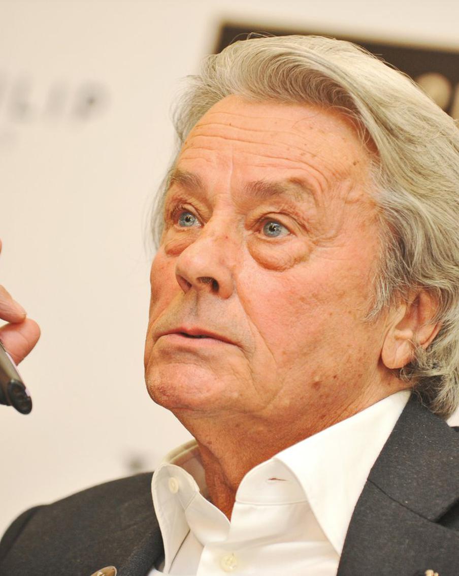 Коллекцию произведений искусства Делона продали на аукционе