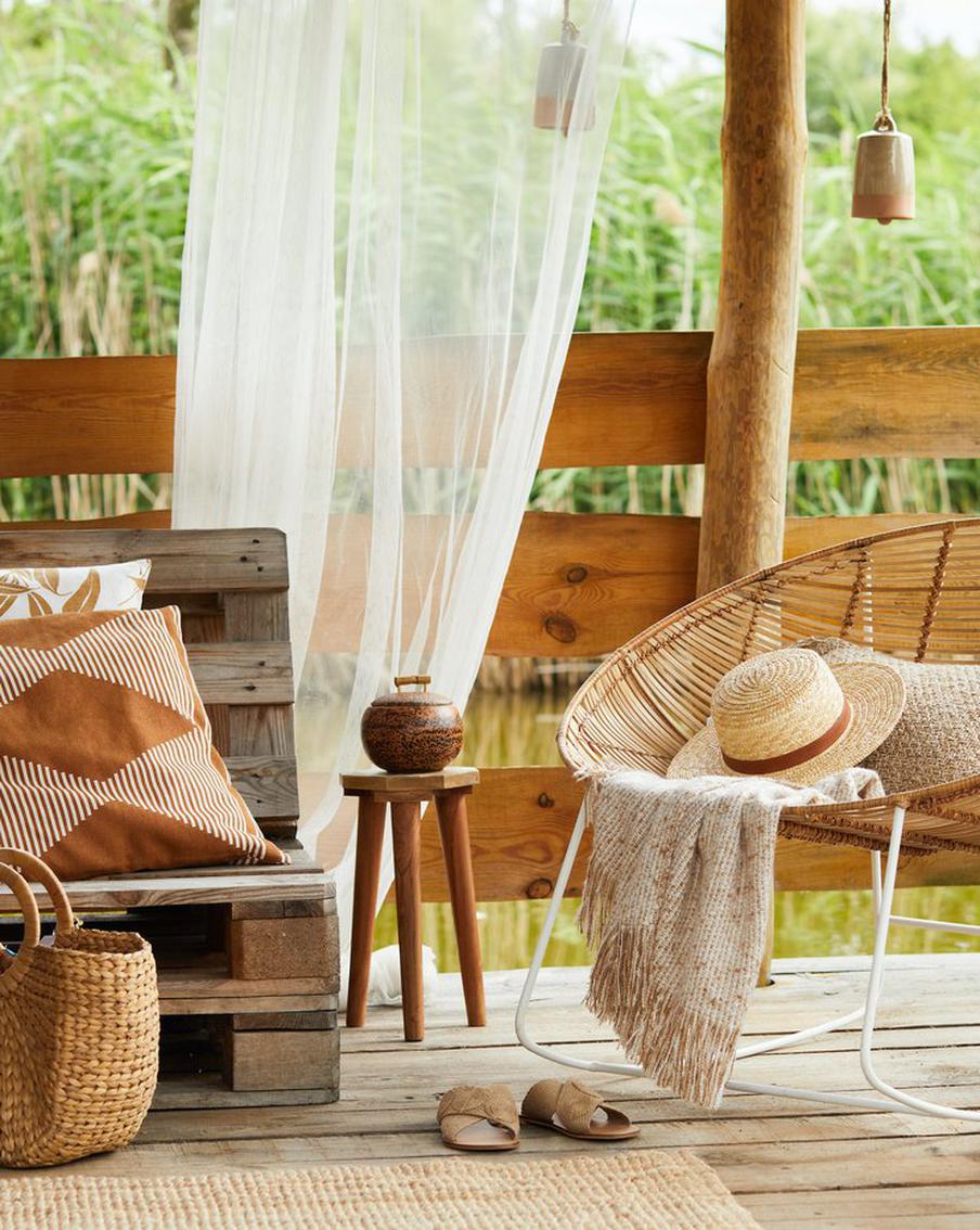 Шторы, цветы, гирлянды: чем украсить дачную беседку