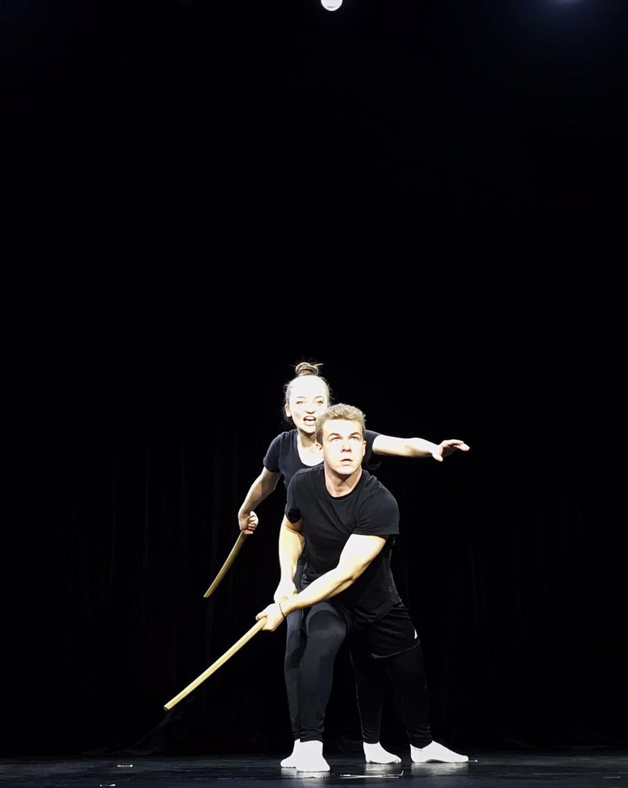 Студенты разыгрывают этюды по пьесам Шекспира. 