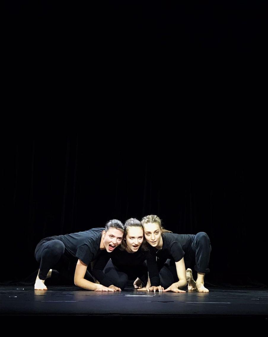 Студенты разыгрывают этюды по пьесам Шекспира. 