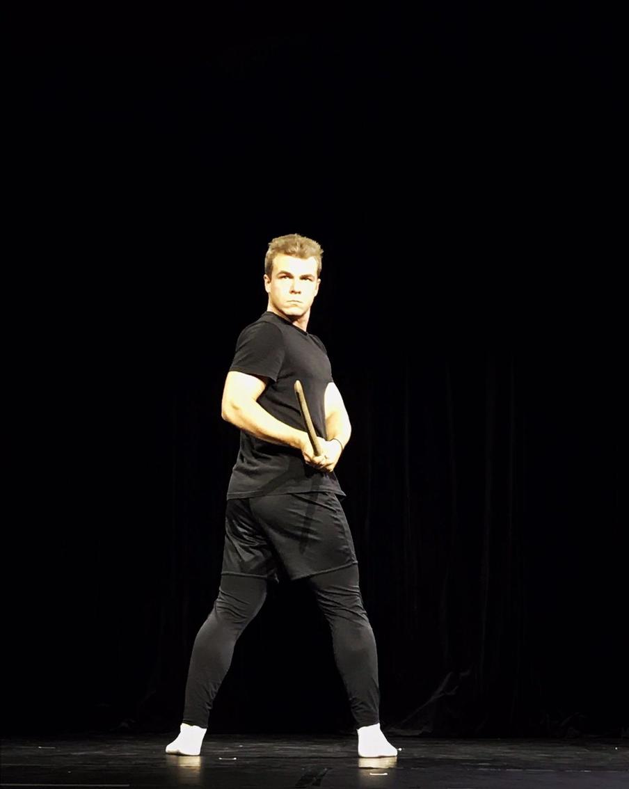 Студенты разыгрывают этюды по пьесам Шекспира. 