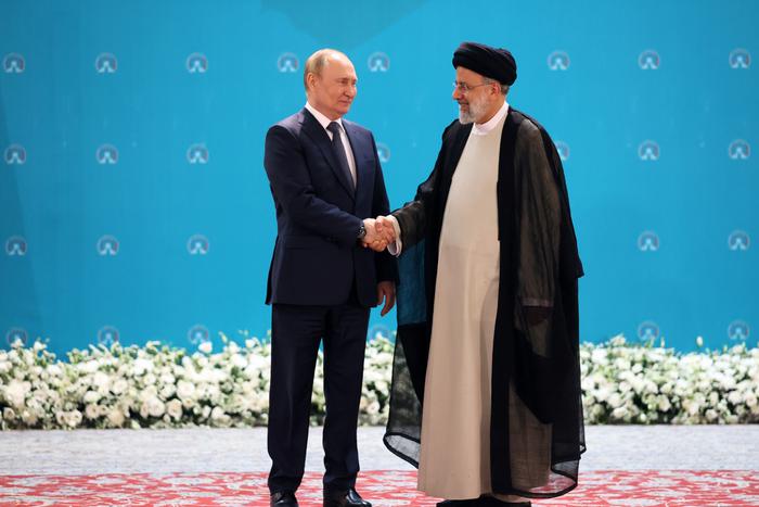 Владимир Путин переговорил с президентом Ирана Раиси