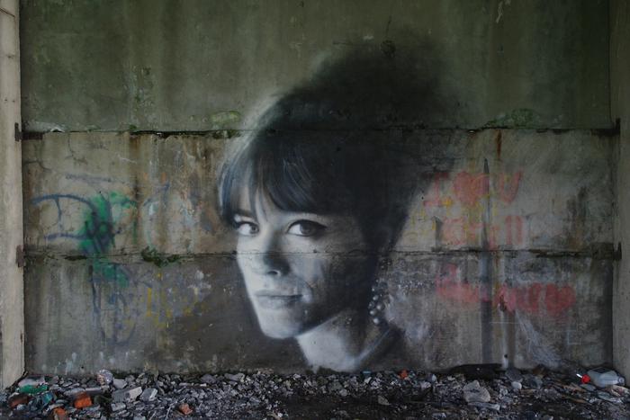 Художник рисует портреты девушек углём от шашлыка и мелками в заброшенных зданиях Подмосковья