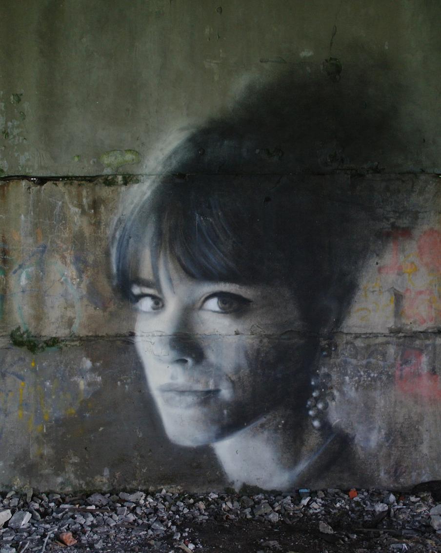 Художник рисует портреты девушек углём от шашлыка и мелками в заброшенных зданиях Подмосковья