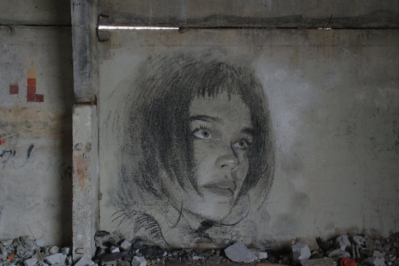 Портрет, написанный углём и мелом.