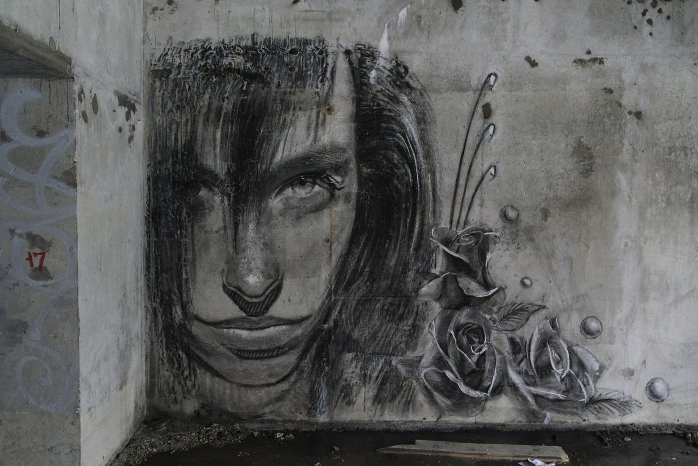 Портрет, написанный углём и мелом.