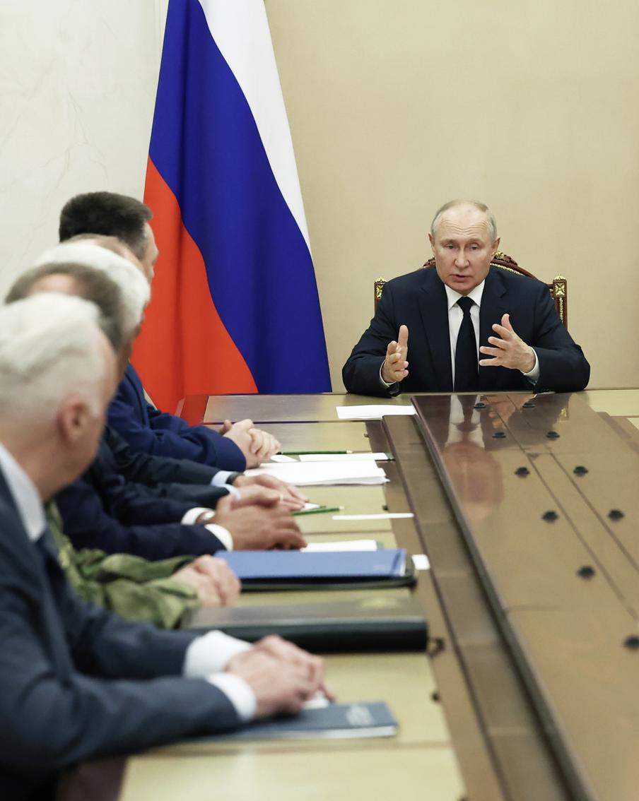 После обращения к народу Владимир Путин провёл совещание с силовиками