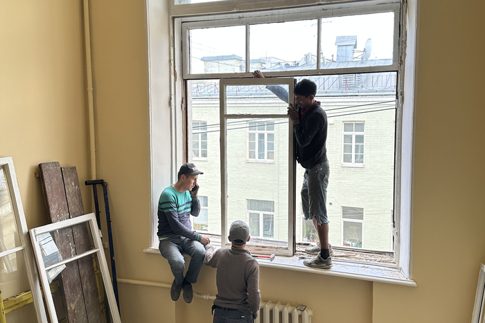 Когда ремонт хуже пожара: рабочие выбросили на помойку исторические окна