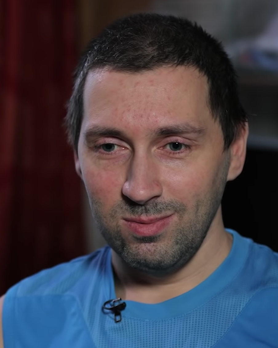 У него есть красный диплом и научные публикации. А ещё 30 миллионов долгов