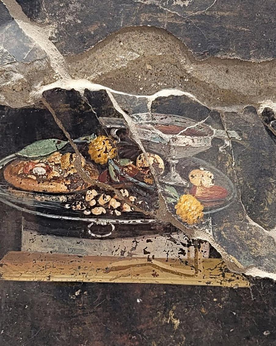 Пицце может быть более 2000 лет: в Помпеях нашли фреску с изображением очень похожего блюда