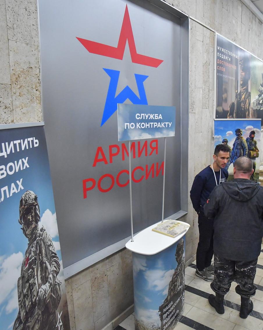 Волонтёры столичного пункта отбора на военную службу по контракту помогают кандидатам на каждом этапе