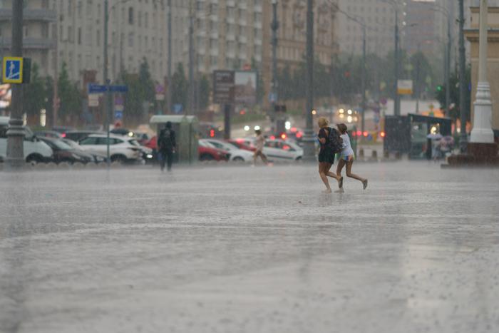 В Москве ожидаются ливни с грозой: МЧС дало рекомендации, как вести себя в непогоду