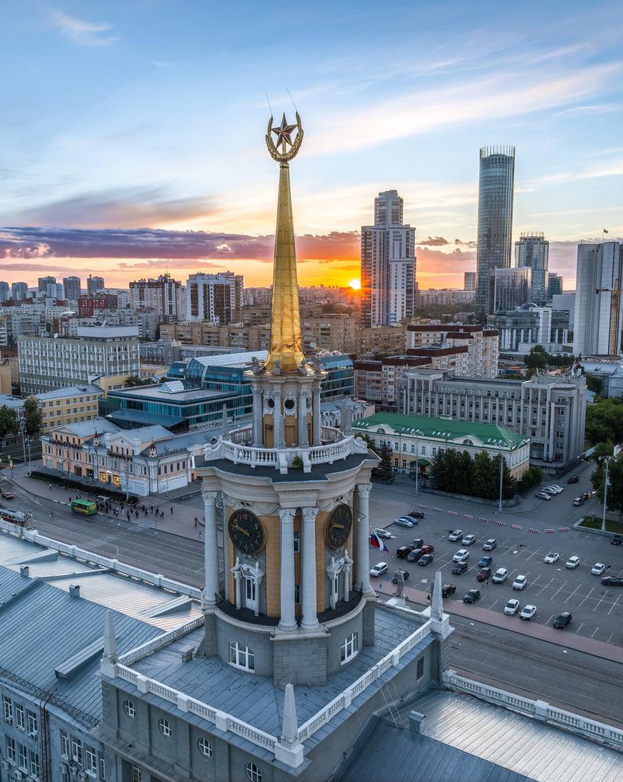 Пропавший в Екатеринбурге мальчик найден мёртвым: жители города несут цветы и игрушки к его дому