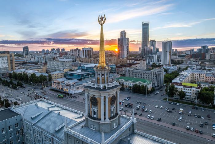 Пропавший в Екатеринбурге мальчик найден мёртвым: жители города несут цветы и игрушки к его дому