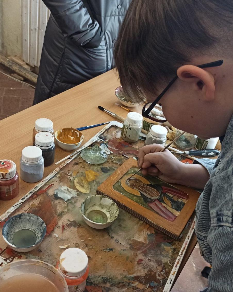 Из "Тиктока" в православие: 11-летний тихвинский мальчик Елисей пишет иконы