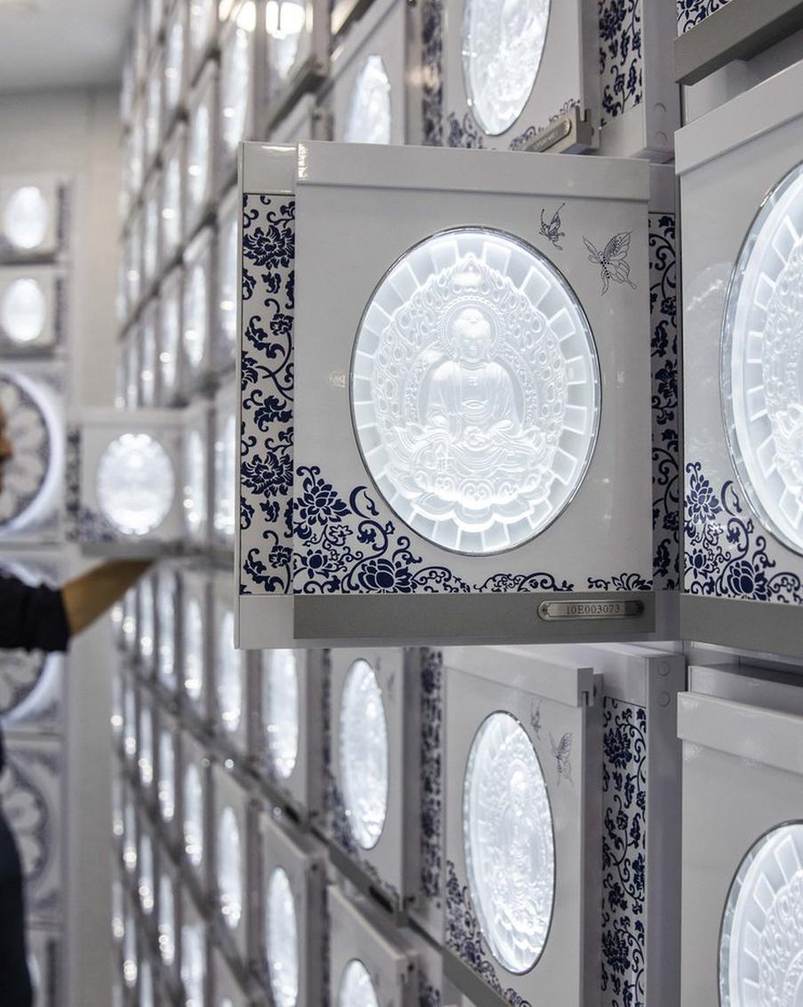 В Гонконге красиво решили проблему с местами для мёртвых. Красиво, но дорого