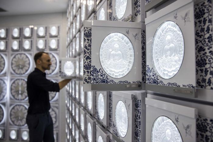 В Гонконге красиво решили проблему с местами для мёртвых. Красиво, но дорого