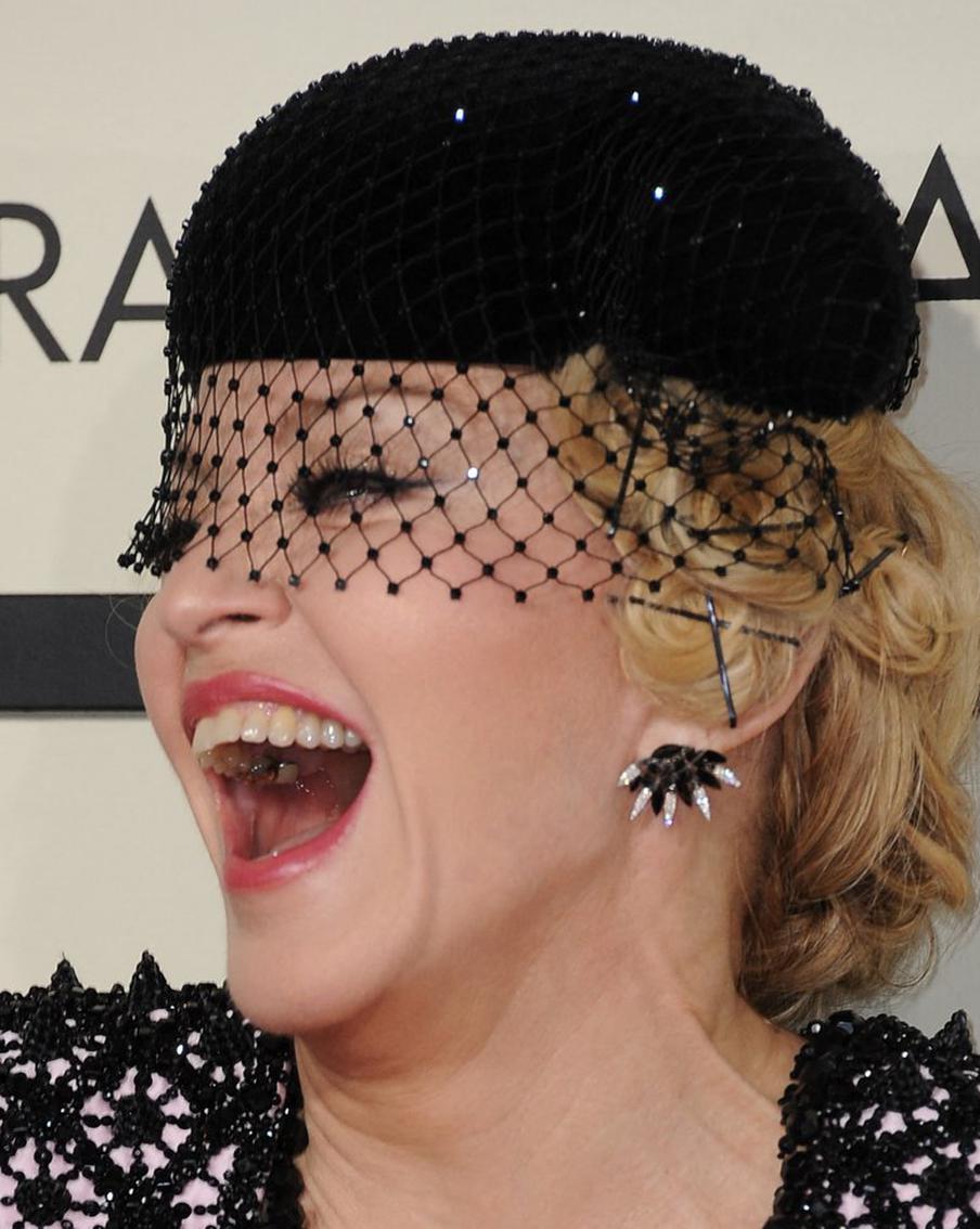 Мадонну до сих пор мучает тошнота: артистка после выписки из больницы не поднимается с постели