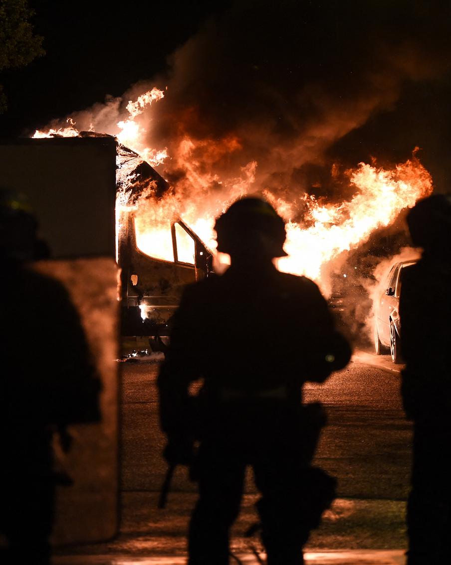 Во Франции за ночь подожгли более 1300 автомобилей и 234 здания