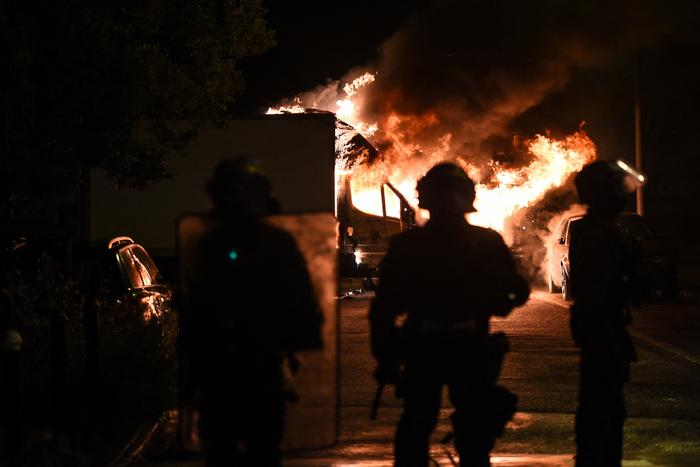 Во Франции за ночь подожгли более 1300 автомобилей и 234 здания