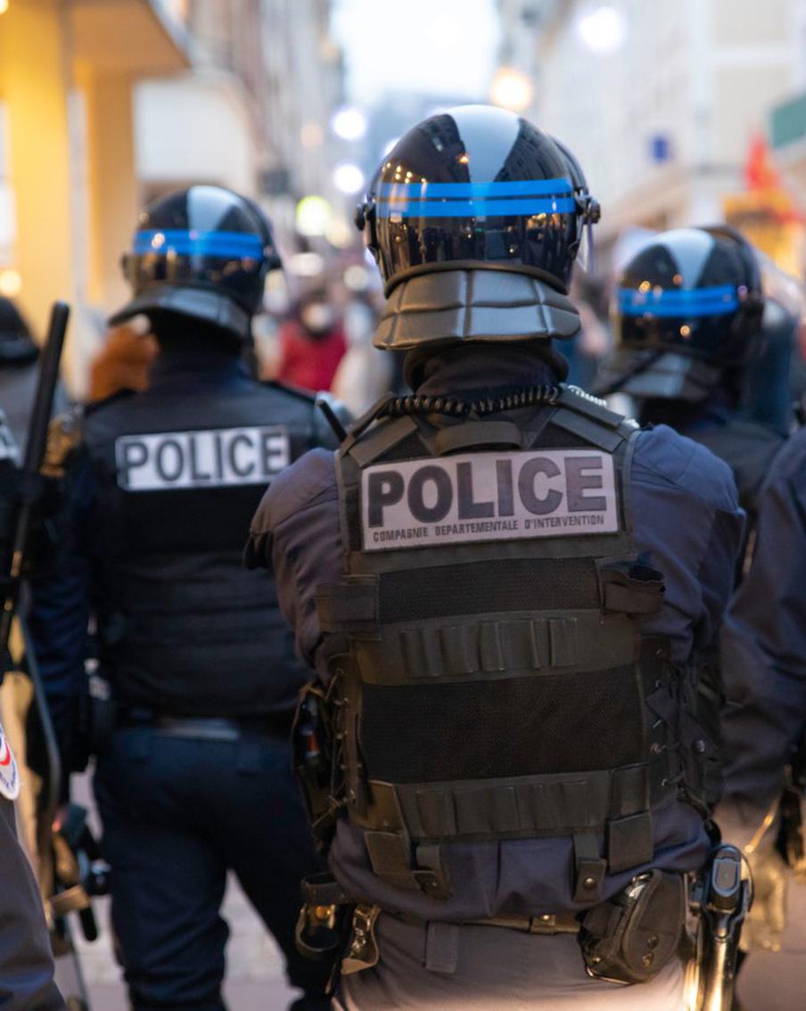 В Швейцарии начались массовые беспорядки: к этому местную молодёжь подтолкнула ситуация во Франции