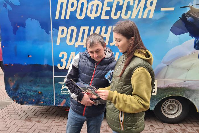 Новая группа мужчин, решивших служить по контракту, рассказала журналистам о причинах, по которым они приняли такое решение