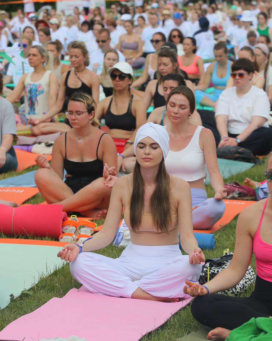 В Царицыно прошла массовая медитация: репортёр Metro испытала практику йогов на себе