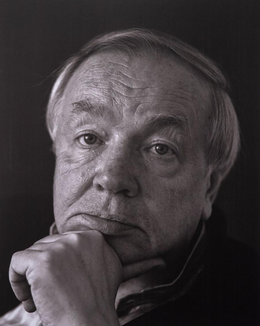 Андрей Вознесенский. Поэта снимали долго, ушло много плёнки. Подбирали обложку для будущей книги, пока её автор пил чай, кофе и читал свои стихи.