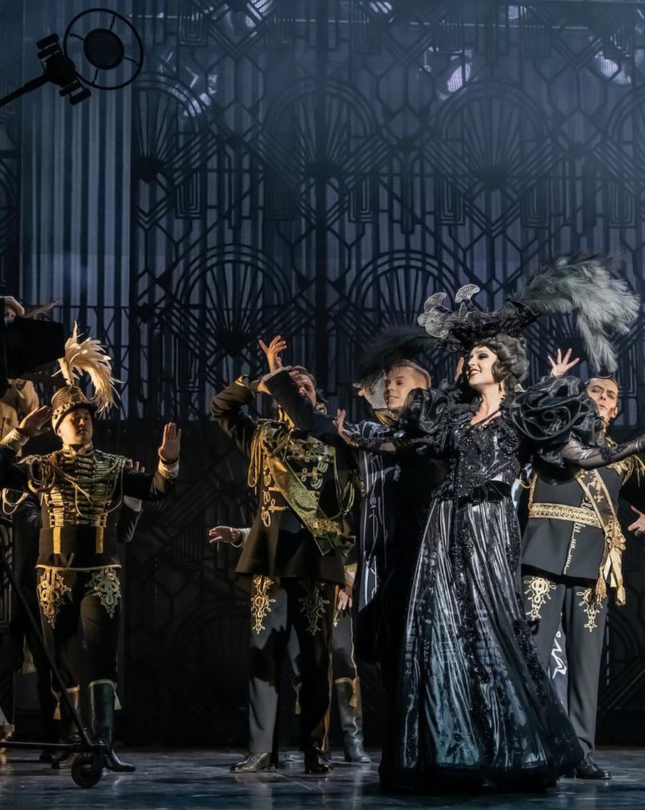 Московский театр оперетты решил представить, какой могла бы быть "Весёлая вдова", если бы за дело взялся Голливуд