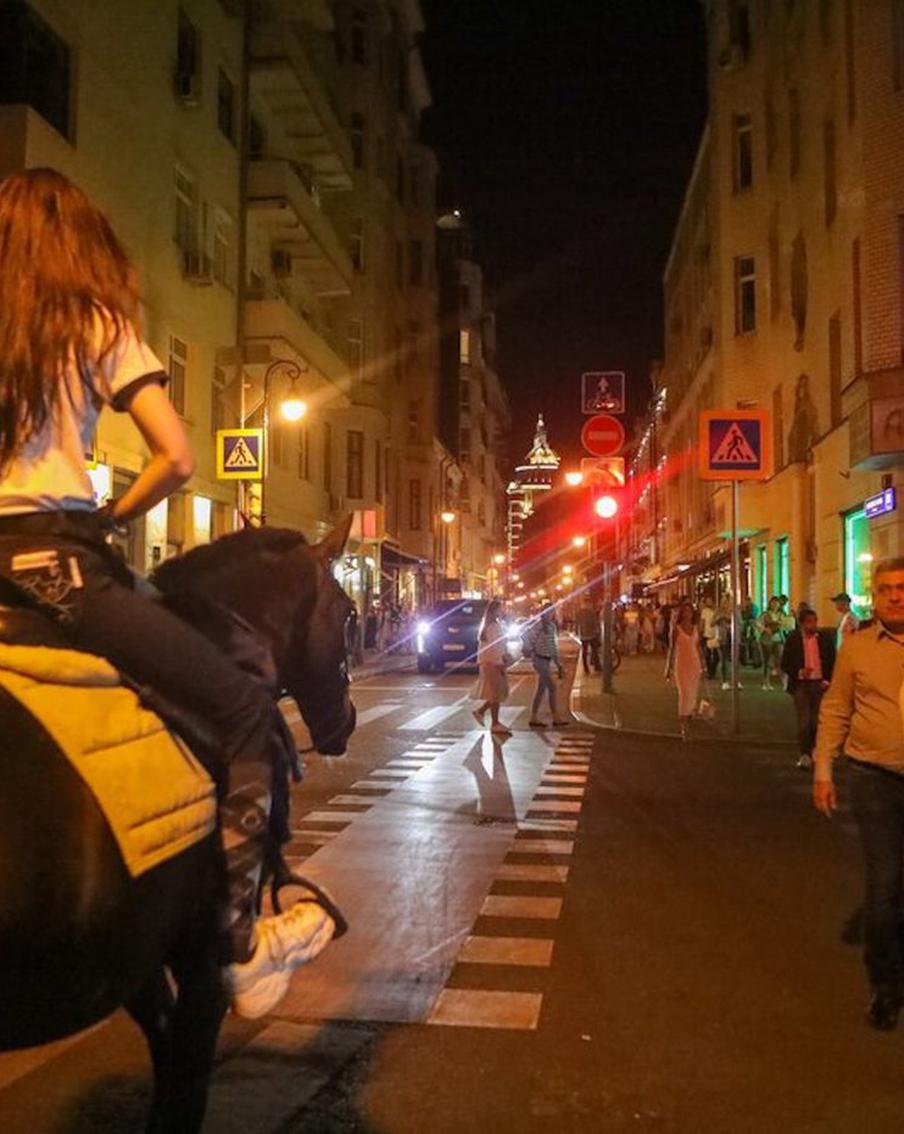 Прокладки, тачки, два брикета мороженого: это не ремейк криминальной комедии, а реальная жизнь Патриарших