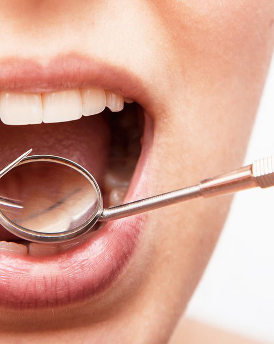 Если начали болеть дёсны, значит, пора обращаться за помощью к врачу