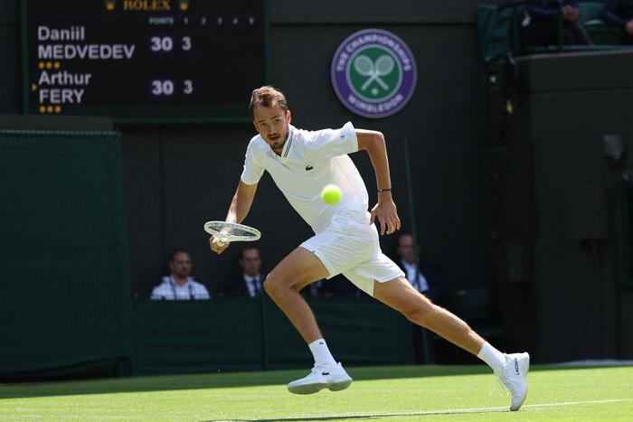 Медведеву помог дождь: на старте Уимблдона Даниил победил 391-ю ракетку мира