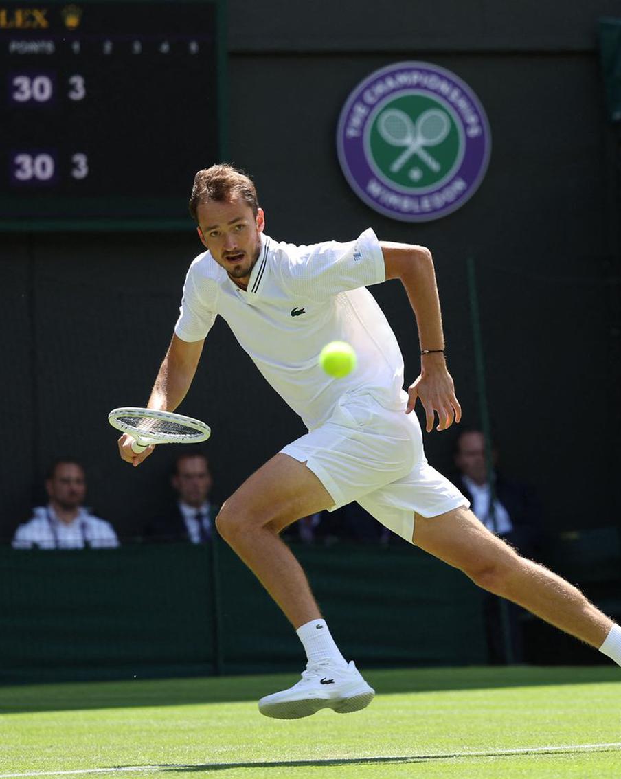 Медведеву помог дождь: на старте Уимблдона Даниил победил 391-ю ракетку мира