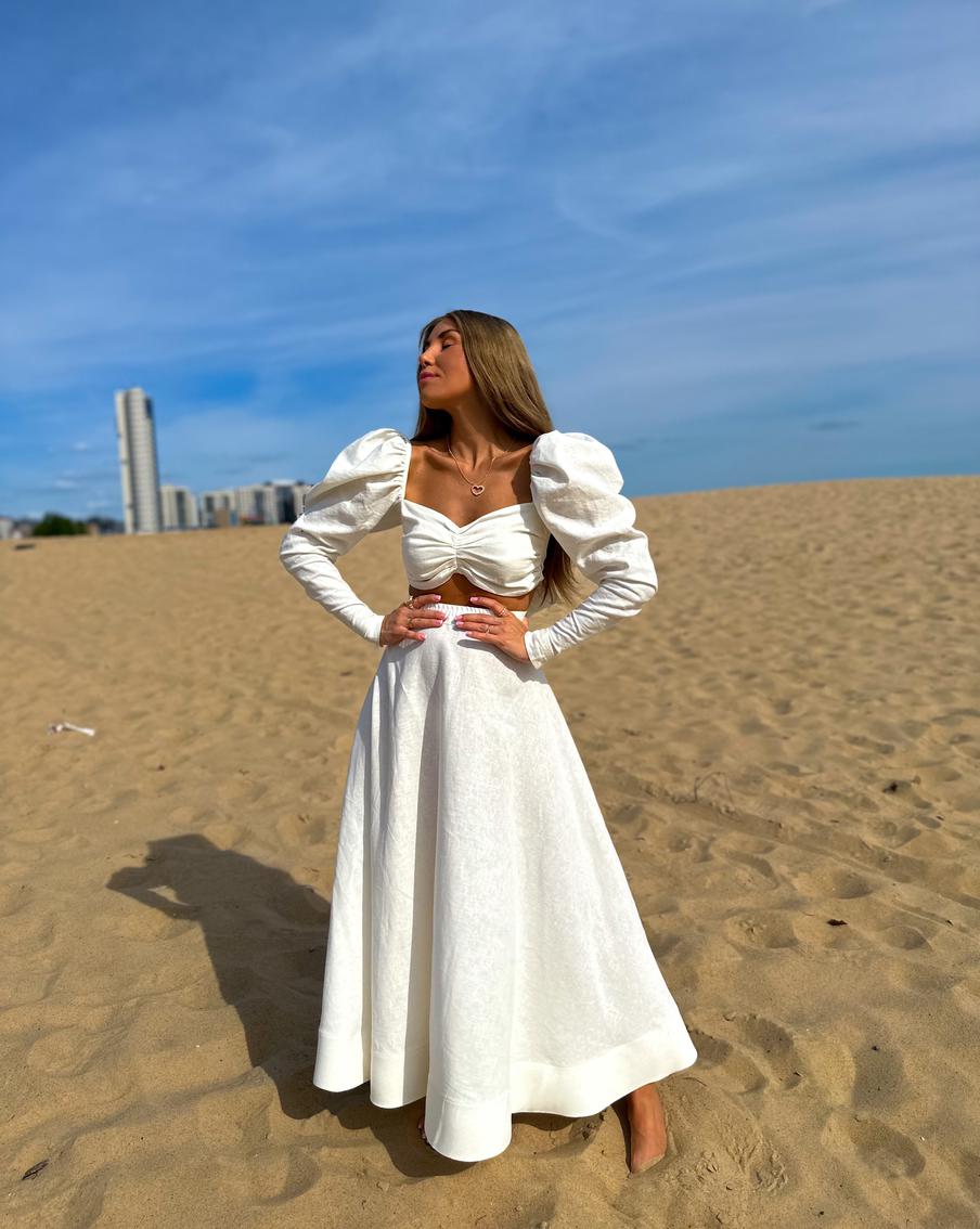 С юбкой-солнце.