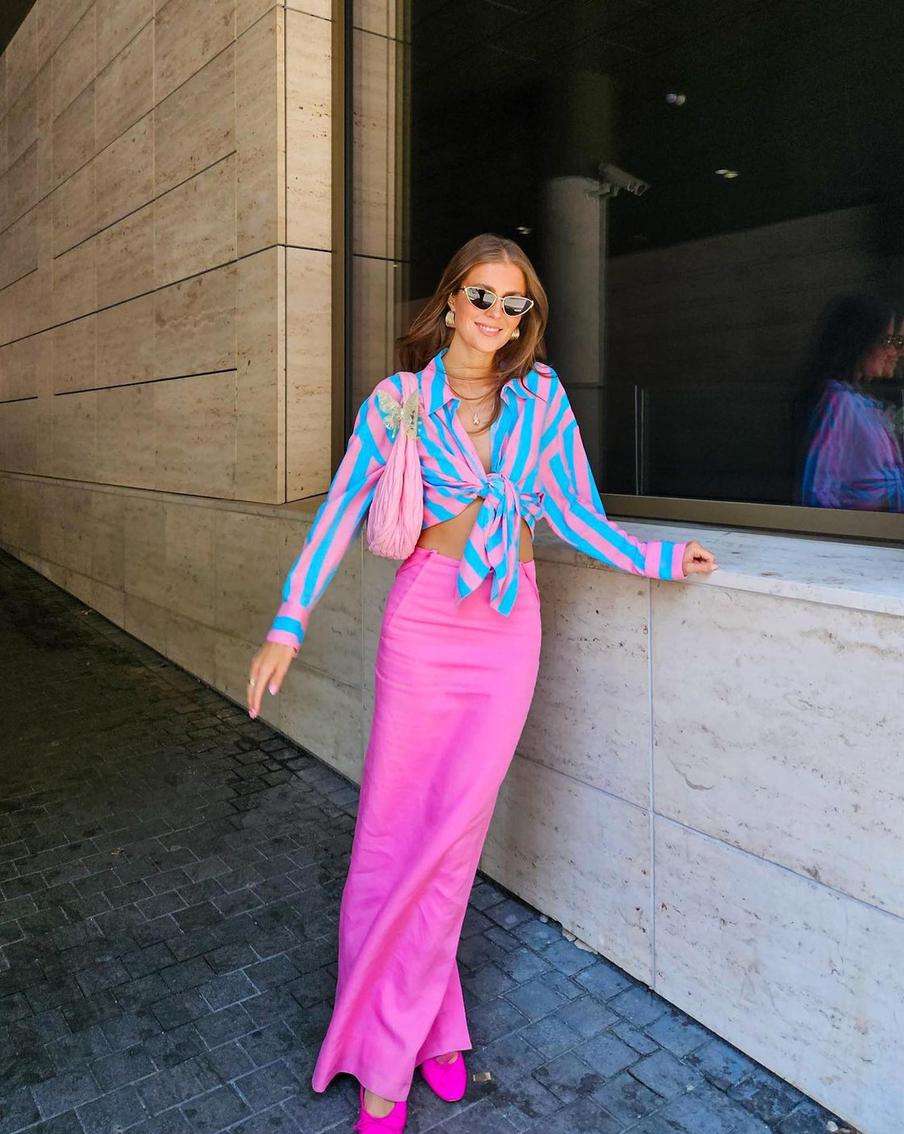 С яркой юбкой.