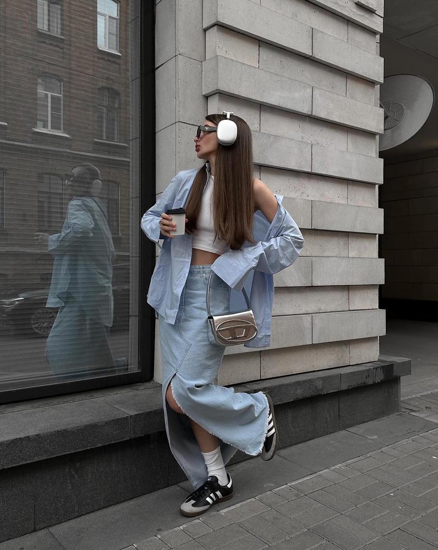 С юбкой из денима.