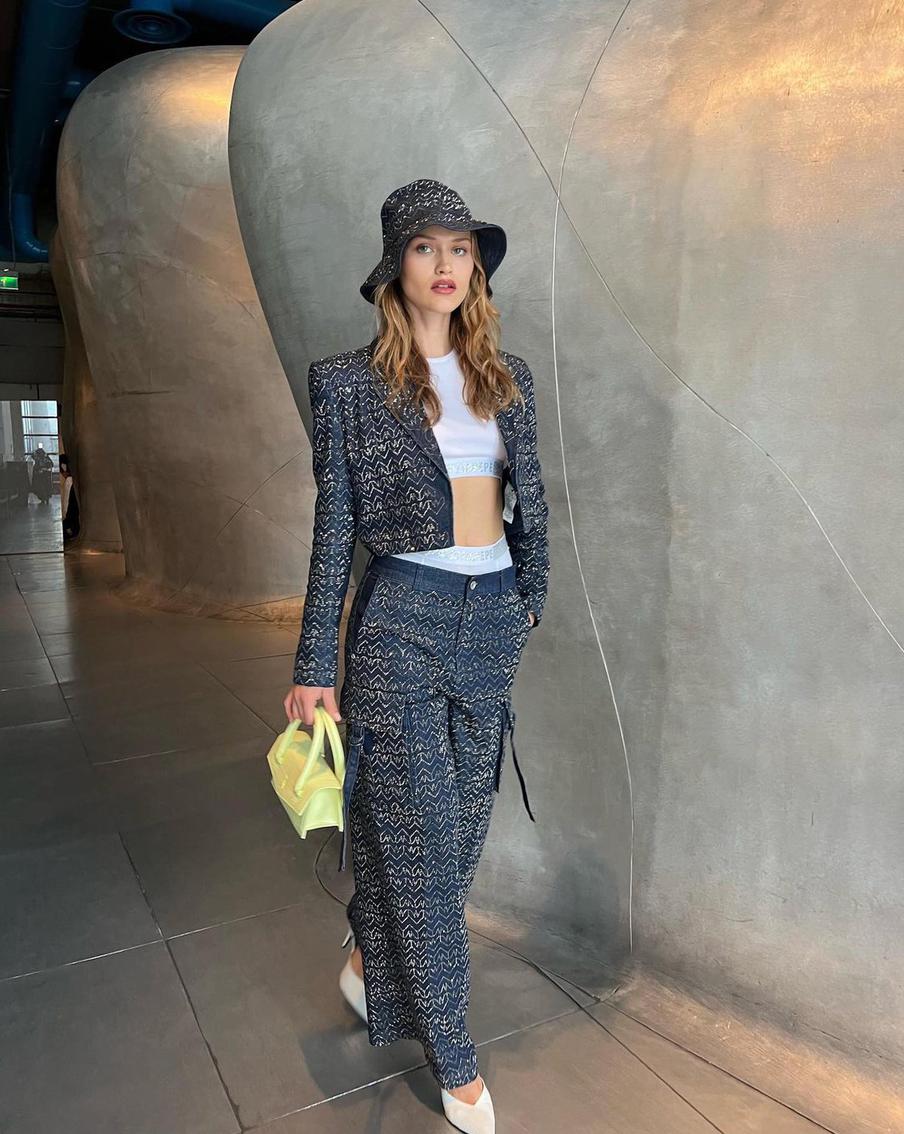 С блестящим костюмом.