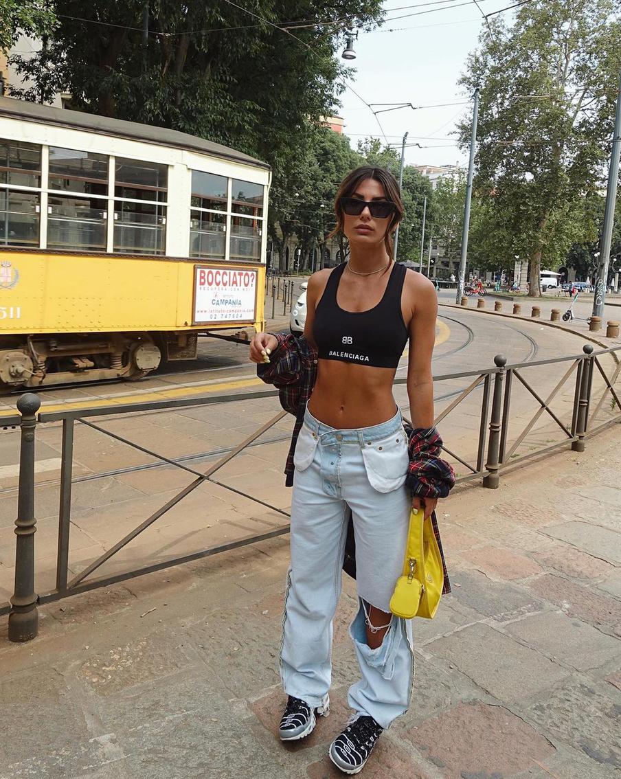 С оверсайз рубашкой.