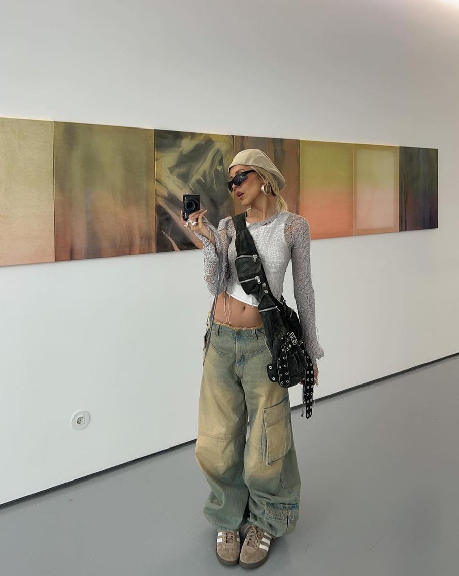 С джинсами-карго.