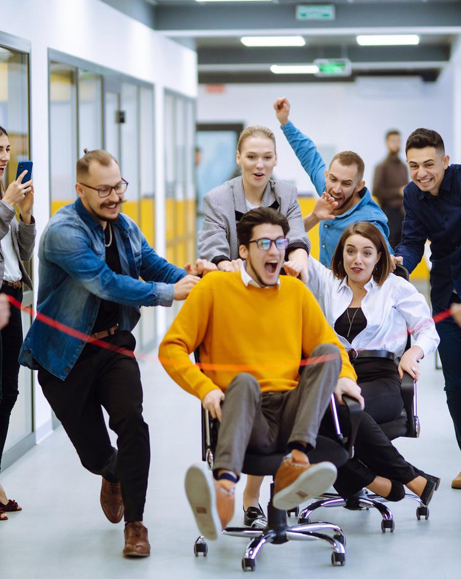 Окно в субботу: сколько россиян могут позволить себе уйти домой в обед пятницы?