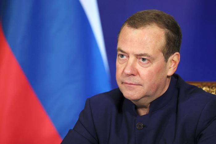 Дмитрий Медведев назвал Байдена умирающим дедом