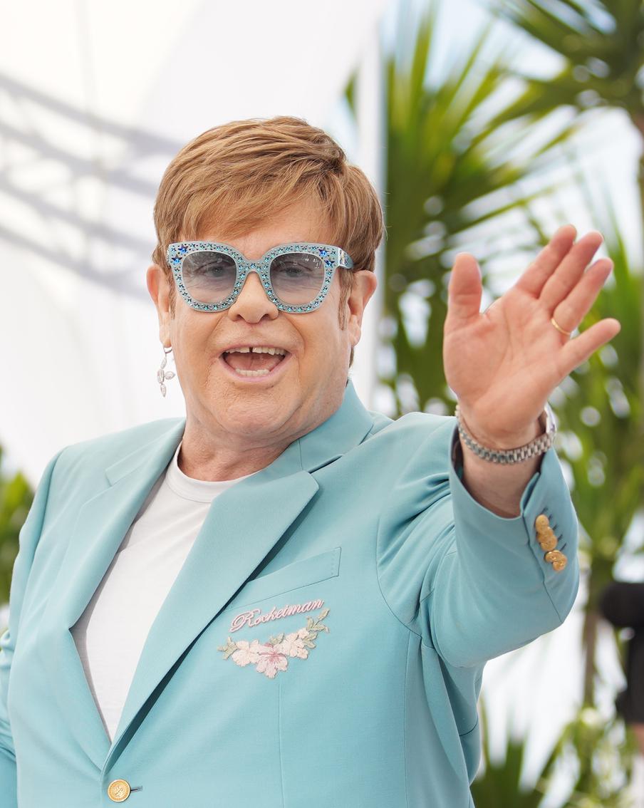 Элтон Джон попрощался с большой сценой: он завершил прощальное турне и ушёл на покой