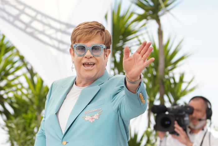 Элтон Джон попрощался с большой сценой: он завершил прощальное турне и ушёл на покой