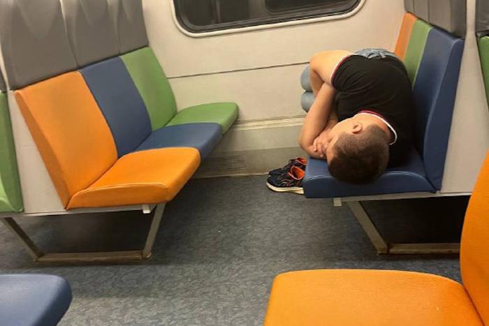 В электричках пошла мода на дышащие ноги