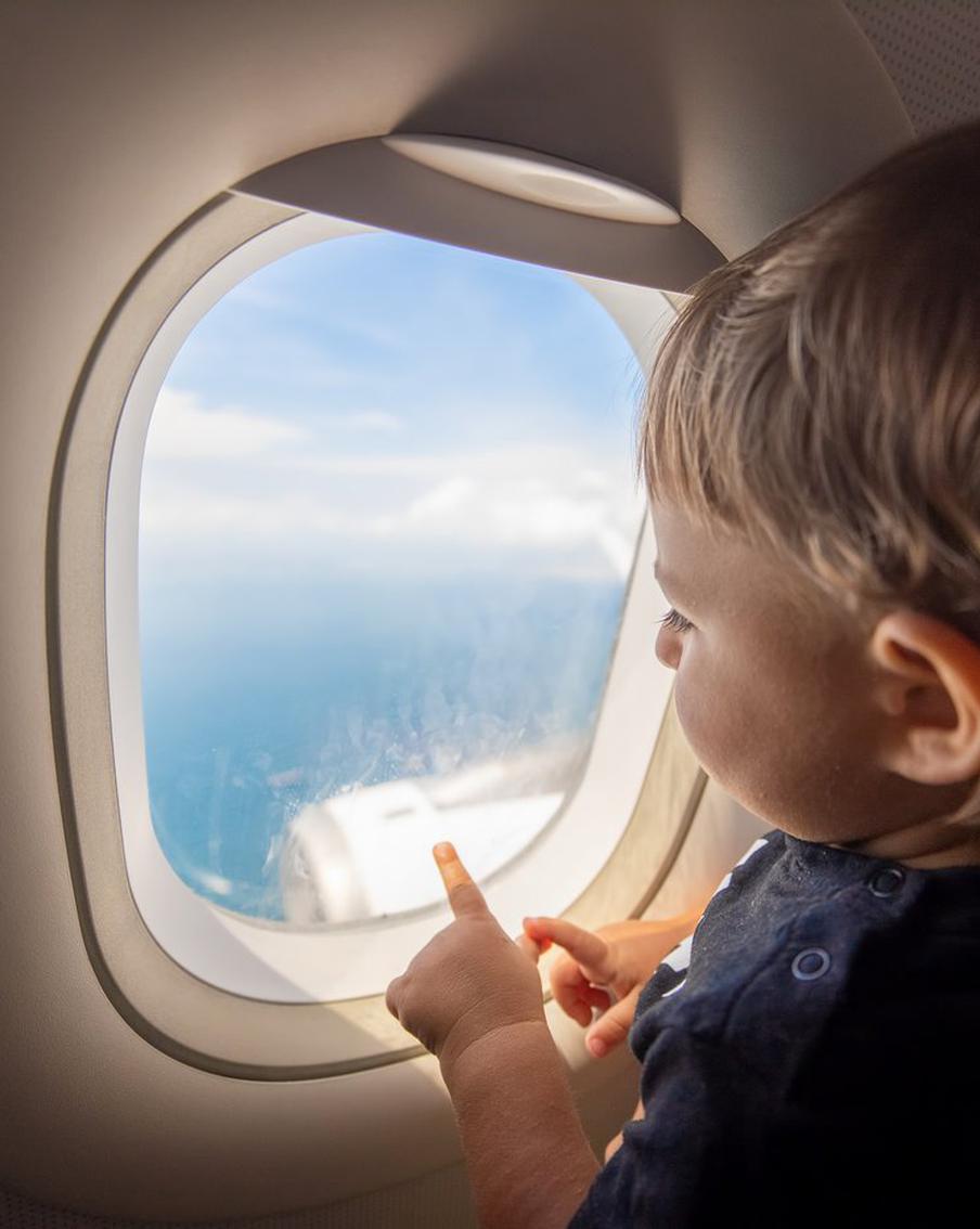 Ребёнок в самолёте будет чувствовать себя комфортно, если ему в этом помогут родители