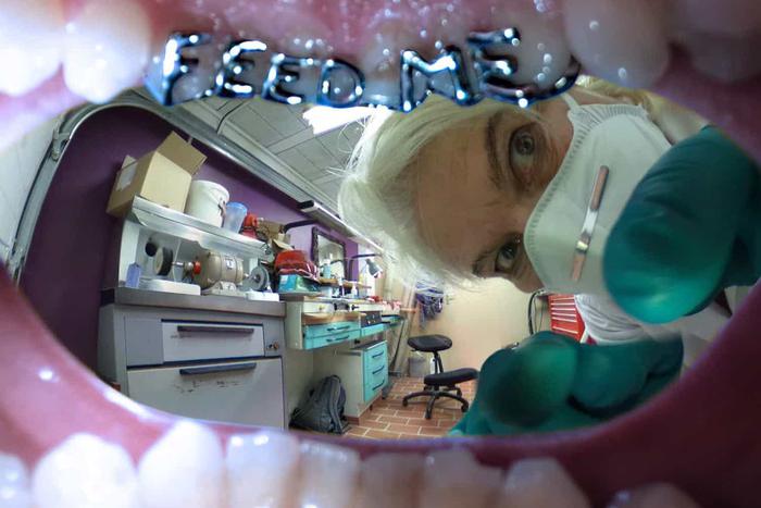 Скульптор-ювелир создаёт авангардные украшения для зубов и полости рта